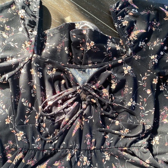 Floral Romper 🌾 - Picture 3 of 5